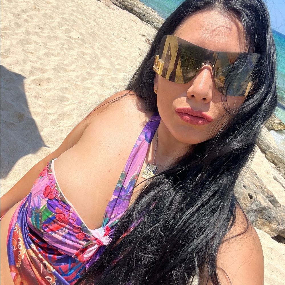Hi! My name’s Ivonne. I love shopping! 💋 hope you like my closet 💋